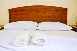 Гостиница Гостевой дом Пегас Геленджик Стандартный двухместный номер с одной односпальной или двумя двуспальными кроватями-1